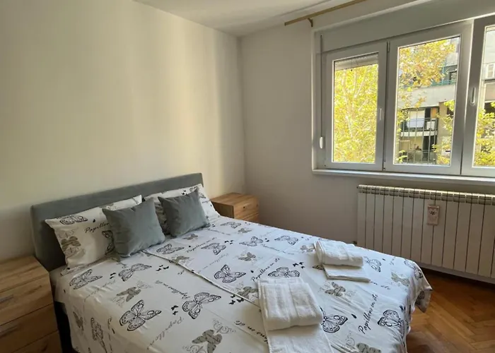 Minutetoriver Apartment